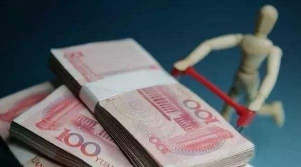 男子每月給妻子寄8千，夜裡打電話忘掛斷，傳過來的聲音讓他痛心