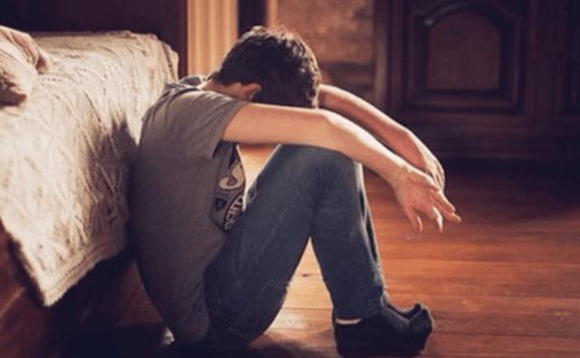 男子每月給妻子寄8千，夜裡打電話忘掛斷，傳過來的聲音讓他痛心