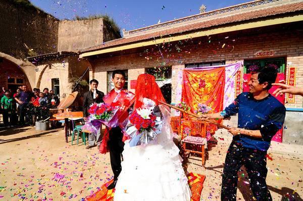 老婆，我掙的錢想咋花就咋花，我給弟弟買房買車出彩禮你管不著