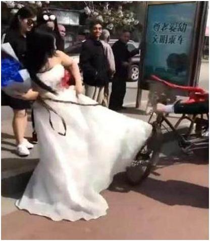 婚禮當天新娘當場發飆，看到婚車後，網友：終於知道為什麼發飆了