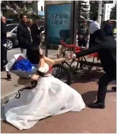 婚禮當天新娘當場發飆，看到婚車後，網友：終於知道為什麼發飆了