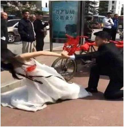 婚禮當天新娘當場發飆，看到婚車後，網友：終於知道為什麼發飆了