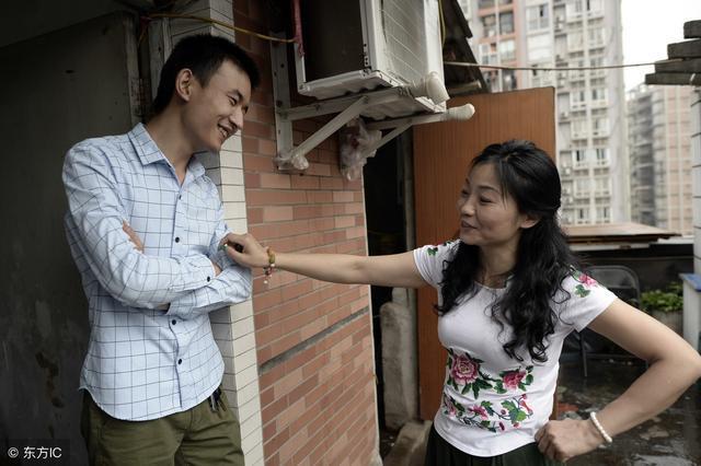 輪椅上的妻子晚上給丈夫打電話忘掛斷，傳出對話讓妻子痛心