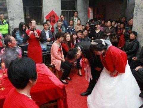 母親去世女兒返家奔喪，半夜聽到母親房中有聲音，仔細一聽卻哭了