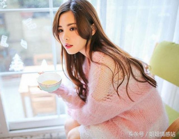 老婆買菜途中遇車禍不幸癱瘓，他卻經不住誘惑出軌漂亮女鄰居 ，妻子發現後。。