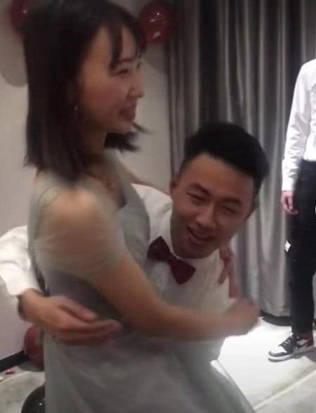 婚禮現場伴郎意外走紅，看到他的行為後，網友：小哥哥缺女朋友嗎