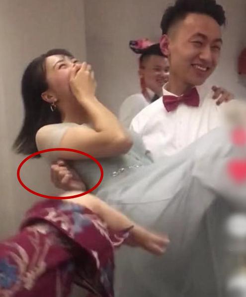 婚禮現場伴郎意外走紅，看到他的行為後，網友：小哥哥缺女朋友嗎