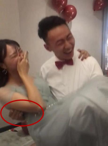 婚禮現場伴郎意外走紅，看到他的行為後，網友：小哥哥缺女朋友嗎