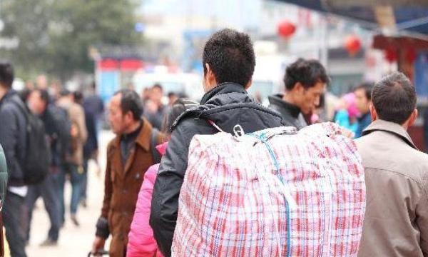 丈夫出國打工，妻子哭訴想他，偷偷回國給她驚喜，推門一瞧，傻住