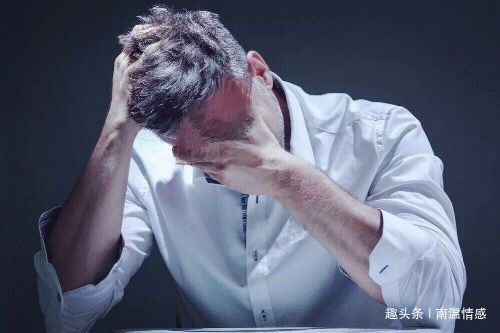 老婆上夜班來例假，丈夫給她送去衛生巾，瞥眼她辦公桌，如遭雷擊