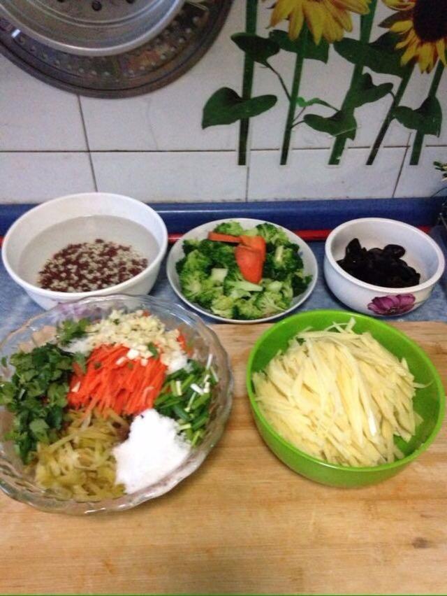買房去娘家借錢，哥嫂說沒錢，走時媽給我袋紅薯，打開我痛哭流涕