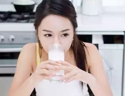 老公每晚給「妻子」的牛奶裡下「安眠藥」，夜夜與嫂子偷吃，公公婆婆早知真相...!背後隱情曝光...震驚眾人！