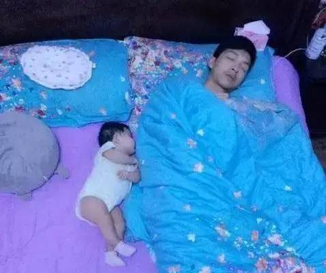 看到第3張圖，終於知道為什麼爸爸帶寶寶睡覺，媽媽們這麼不放心了