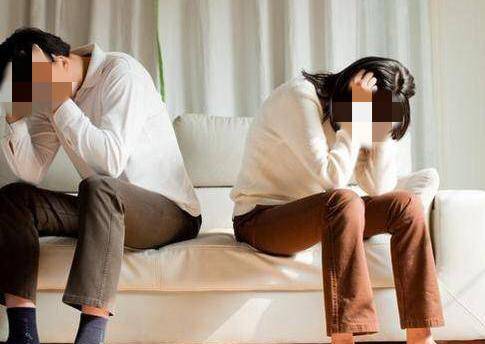 千萬富翁回鄉探親 遭不知情況的親友嫌棄 鄰居大媽憐憫請他吃飯 他忍住笑