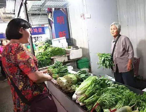 千萬富翁回鄉探親 遭不知情況的親友嫌棄 鄰居大媽憐憫請他吃飯 他忍住笑