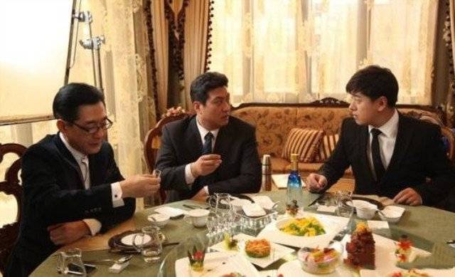 兒子過年往家寄一萬八，父親卻說錢不夠花，回家打開抽屜愣住