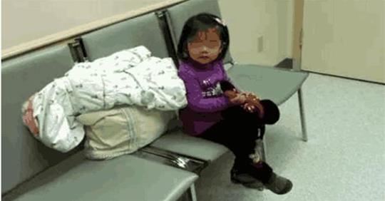 女子分娩，手術室外5歲女兒陪產，手中寫著四字紙條，看的讓人窩心