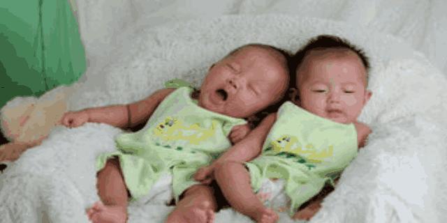 女子分娩，手術室外5歲女兒陪產，手中寫著四字紙條，看的讓人窩心