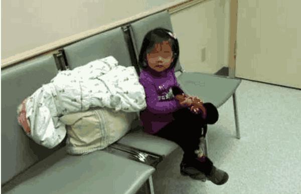 女子分娩，手術室外5歲女兒陪產，手中寫著四字紙條，看的讓人窩心