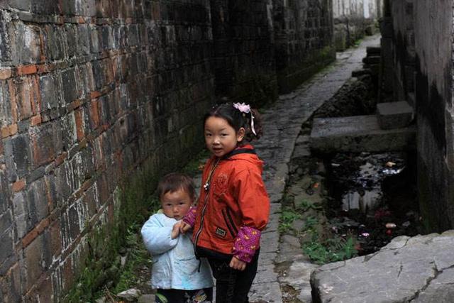 農村父親去世後留下百萬，姐姐高興的拿走全部遺產，回家後卻淚目