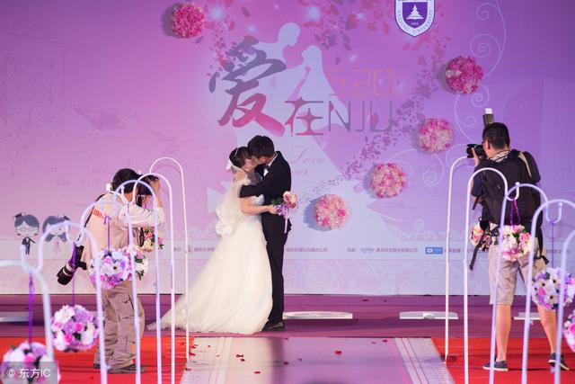 兒子滿月我媽和婆婆攀比禮物，我媽送50萬，老公當場摔了盤子