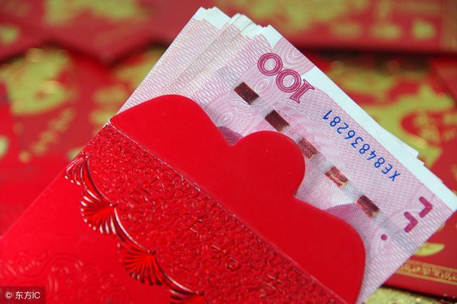 兒子滿月我媽和婆婆攀比禮物，我媽送50萬，老公當場摔了盤子
