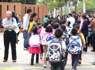 男子臨時出差，托前妻帶兒子，一下飛機兒子打來電話，男子癱在地