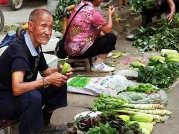 妻子去世一年，丈夫帶兒子去賣菜，收攤時兒子追著顧客喊媽媽