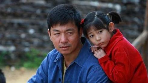 妻子去世一年，丈夫帶兒子去賣菜，收攤時兒子追著顧客喊媽媽