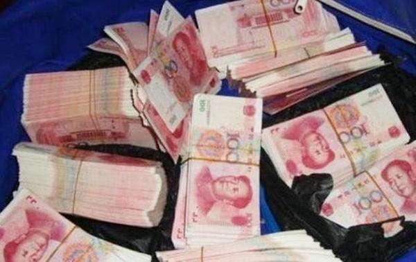老人撿到一袋鈔票，扛起送到警察局，打開覺得不對勁，調查後萬幸：幸虧沒用！