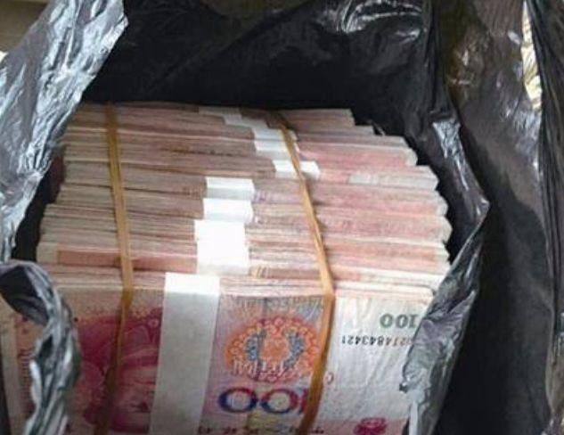 老人撿到一袋鈔票，扛起送到警察局，打開覺得不對勁，調查後萬幸：幸虧沒用！
