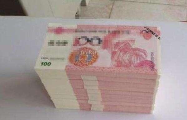 老人撿到一袋鈔票，扛起送到警察局，打開覺得不對勁，調查後萬幸：幸虧沒用！