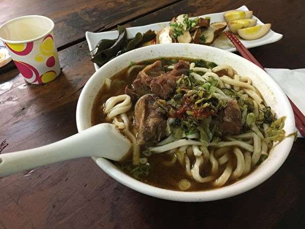 小男孩帶失明父進麵館…點餐大喊「2碗牛肉麵」但手指比「1」老闆夫婦看懂後「大受感動」給驚喜