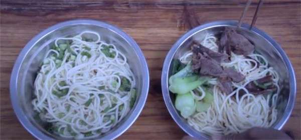 小男孩帶失明父進麵館…點餐大喊「2碗牛肉麵」但手指比「1」老闆夫婦看懂後「大受感動」給驚喜