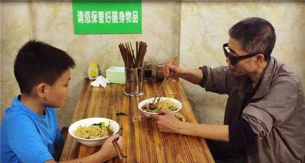 小男孩帶失明父進麵館…點餐大喊「2碗牛肉麵」但手指比「1」老闆夫婦看懂後「大受感動」給驚喜