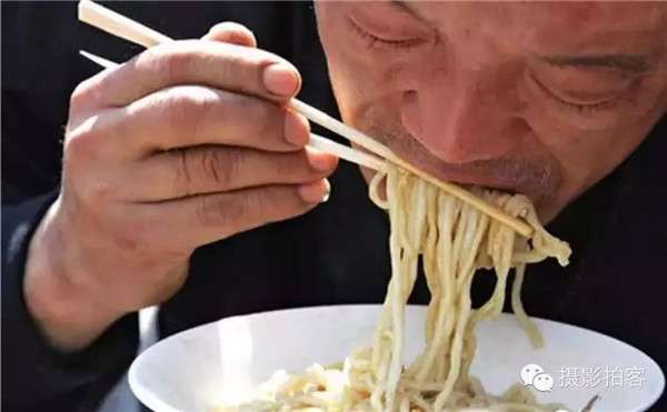 小男孩帶失明父進麵館…點餐大喊「2碗牛肉麵」但手指比「1」老闆夫婦看懂後「大受感動」給驚喜