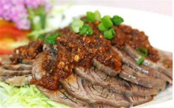 小男孩帶失明父進麵館…點餐大喊「2碗牛肉麵」但手指比「1」老闆夫婦看懂後「大受感動」給驚喜