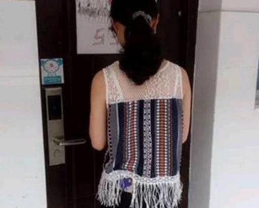 打工的妻子回家，丈夫卻不願開門，女兒童言無忌，讓她自打耳光