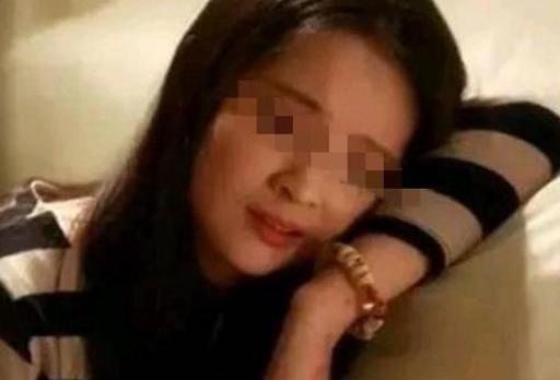 打工的妻子回家，丈夫卻不願開門，女兒童言無忌，讓她自打耳光