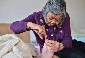 小姑子懷孕，婆婆天天燉肉，老公嘴饞掀開鍋蓋後，活生生趕走俺