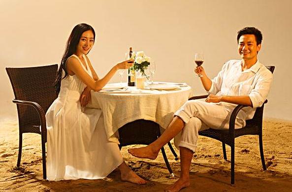 兒子帶未婚妻回家，母親跑到門口等，姑娘剛下車，母親不讓她進屋