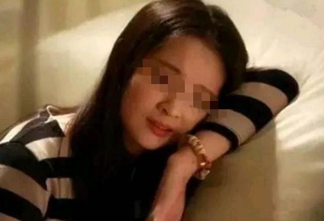 丈夫睡前肚子痛，妻子下樓去買藥，回來碰見個人，她含淚離婚