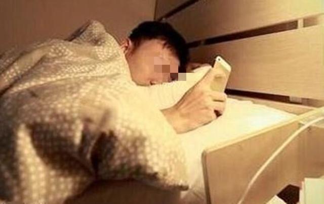 丈夫睡前肚子痛，妻子下樓去買藥，回來碰見個人，她含淚離婚