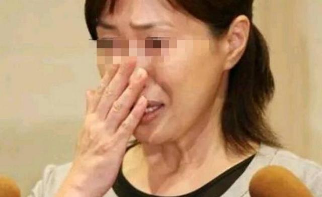 丈夫睡前肚子痛，妻子下樓去買藥，回來碰見個人，她含淚離婚