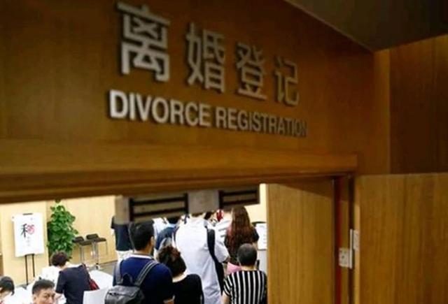 丈夫睡前肚子痛，妻子下樓去買藥，回來碰見個人，她含淚離婚