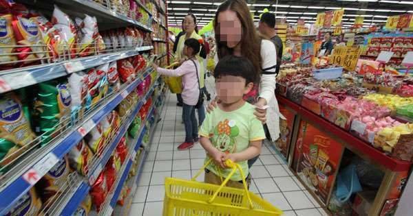 媽媽不給買「就把商品摔爛」，男童超市大哭抗議，霸氣媽媽「用10分鐘教育震憾台灣」網友力贊：小孩就該這樣教
