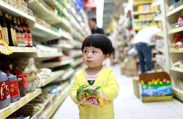 媽媽不給買「就把商品摔爛」，男童超市大哭抗議，霸氣媽媽「用10分鐘教育震憾台灣」網友力贊：小孩就該這樣教