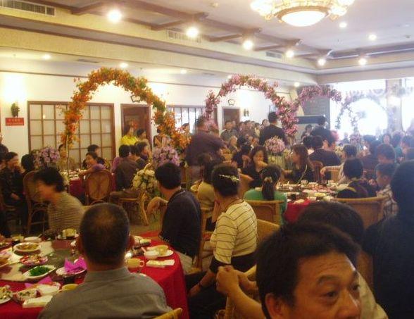 父親去酒店參加女兒婚禮，被賓客嘲笑，老闆來了後賓客臉都綠了