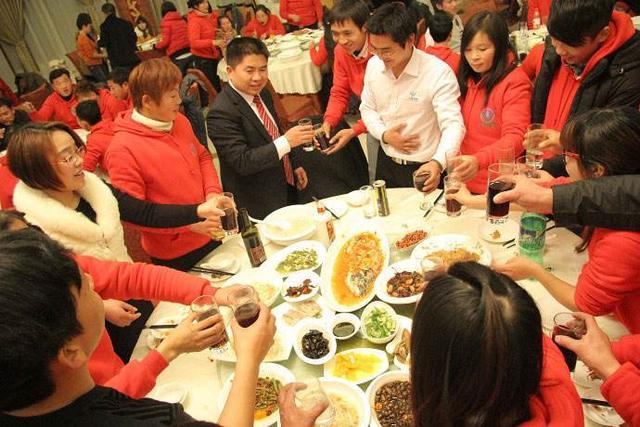 父親去酒店參加女兒婚禮，被賓客嘲笑，老闆來了後賓客臉都綠了