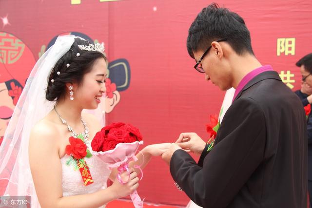 兒子再婚娶漂亮的媳婦，夜晚看到卸妝後的兒媳婦，我嚇得趕緊逃離